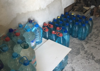 В одном из гаражей Николаева фискалы нашли подпольный цех по производству спиртного – изъято 2344 литра алкогольного фальсификата