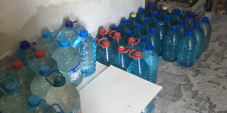 В одном из гаражей Николаева фискалы нашли подпольный цех по производству спиртного – изъято 2344 литра алкогольного фальсификата