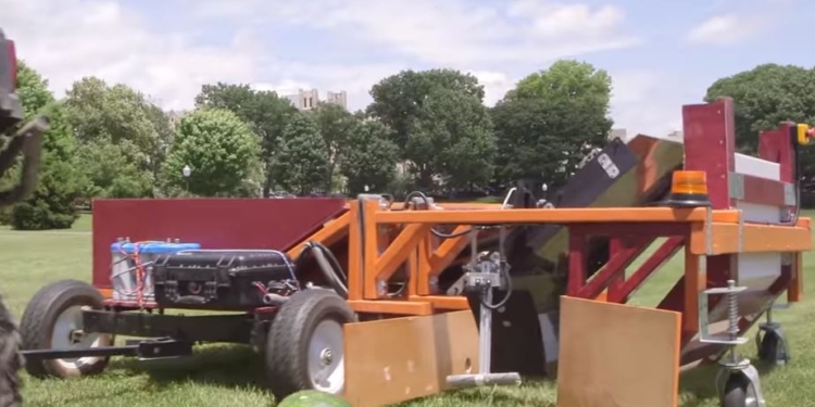 Сколько соберут, а сколько разобьют и подавят? В США изобрели комбайн для сбора арбузов