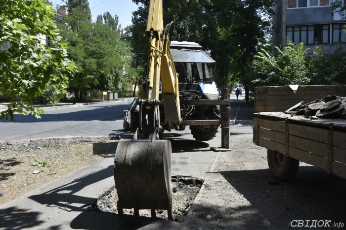 В Николаеве чистят систему ливневой канализации на улице Курортной 9