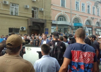 В Харькове активисты бросили заместителя Кернеса в мусорный бак