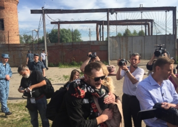 Олег Навальный вышел на свободу из колонии в Орловской области