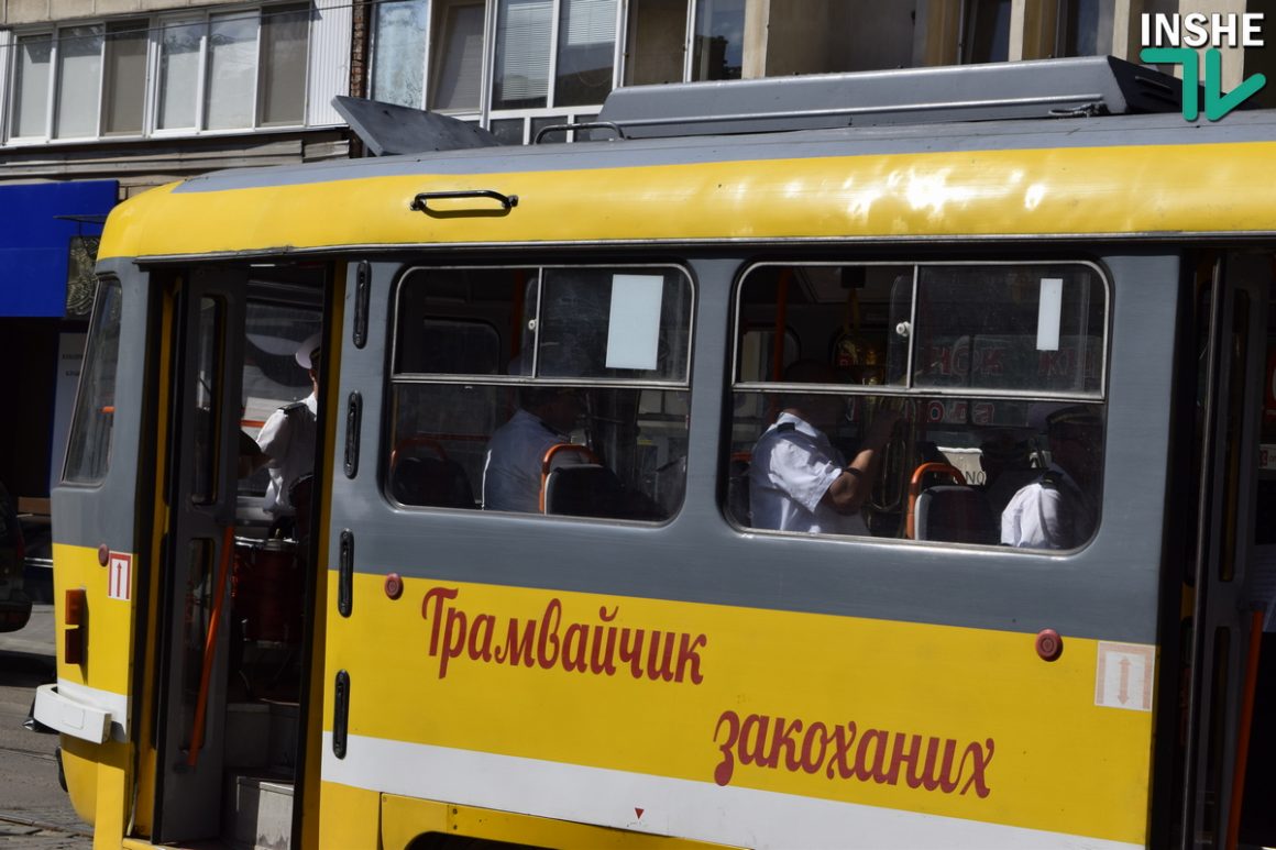 В Николаеве на специальный рейс вышел «музыкальный» трамвай с военным оркестром 25