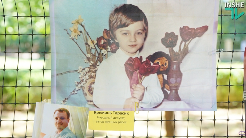 Известные горожане «впали в детство»: всего один день в Николаеве работает уникальная фотовыставка 23