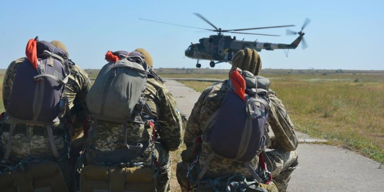 Николаевские десантники совершили прыжки с парашютом с высоты 600 метров