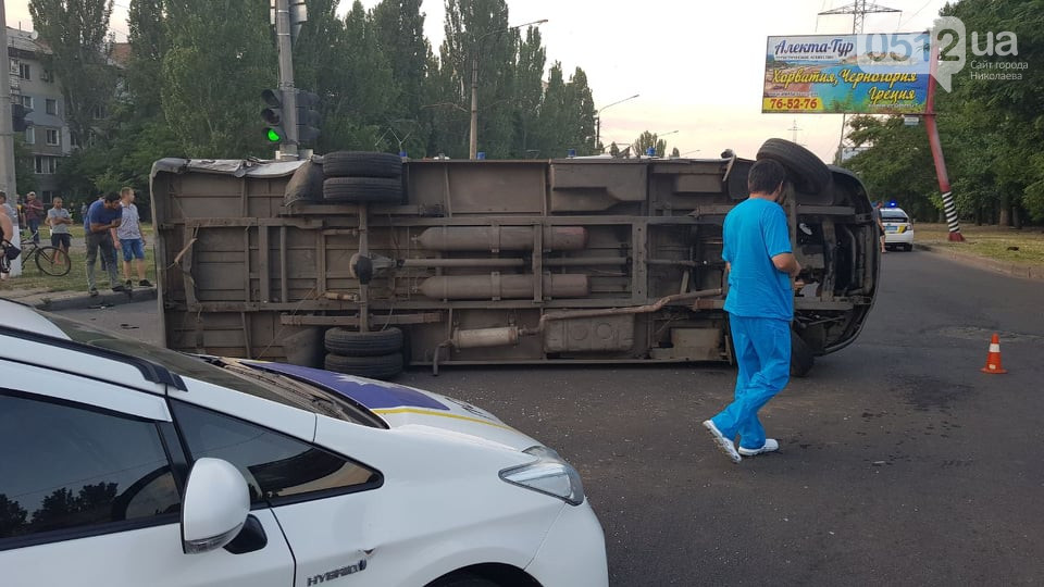 В Николаеве перевернулась маршрутка с 22 пассажирами: есть пострадавшие 3