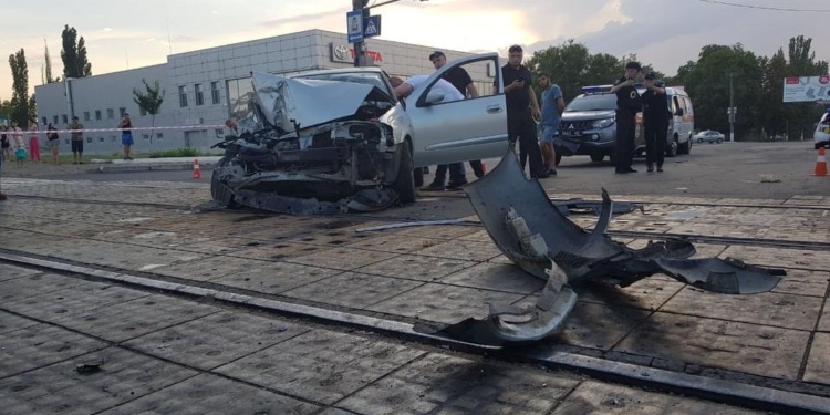 В Николаеве перевернулась маршрутка с 22 пассажирами: есть пострадавшие