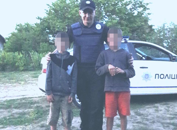 Мужчина отказался от своих убежавших сыновей после того, как их нашли полицейские 3