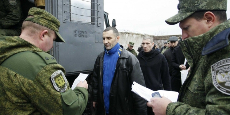 Опрос: Более половины россиян поддерживают обмен политзаключенными с Украиной