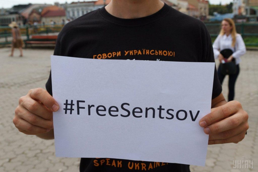 Денисова требует от омбудсмена РФ документального подтверждения прекращения Сенцовим голодовки 3