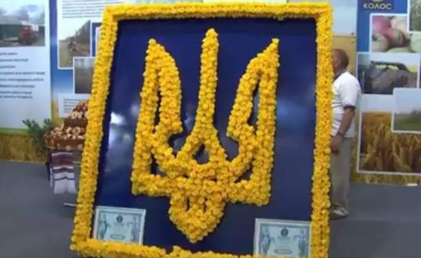 Не миллион, но тоже много. В Киеве создали самый большой в Украине Герб из роз