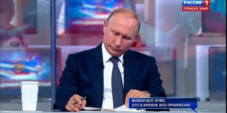 Напоминает шоу “За стеклом”: Путина на “прямой линии” отгородили от зрителей