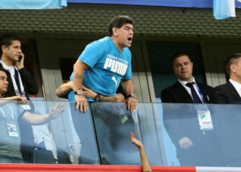 ФИФА лишила Марадону гонораров за неприличные жесты на стадионе