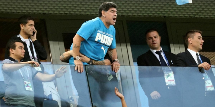 ФИФА лишила Марадону гонораров за неприличные жесты на стадионе