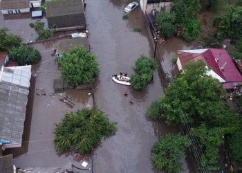 Чернигов затопило: по улицам плывут лодки, машины ушли под воду