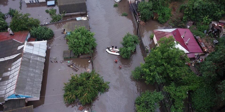 Чернигов затопило: по улицам плывут лодки, машины ушли под воду