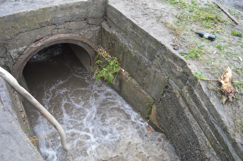 Чернигов затопило: по улицам плывут лодки, машины ушли под воду 8