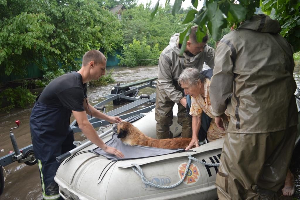 Чернигов затопило: по улицам плывут лодки, машины ушли под воду 18