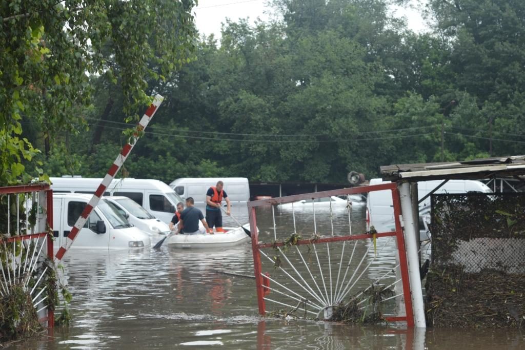 Чернигов затопило: по улицам плывут лодки, машины ушли под воду 2