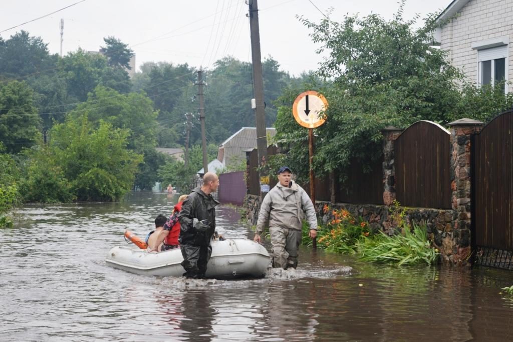 Чернигов затопило: по улицам плывут лодки, машины ушли под воду 6