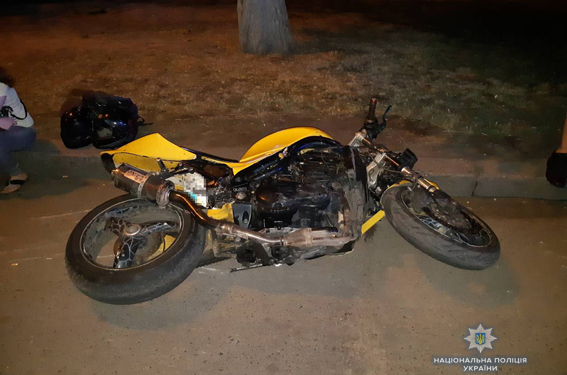 В Николаеве после столкновения мопеда с мотоциклом четыре человека оказались в больнице