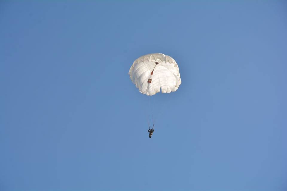 Николаевские десантники совершили прыжки с парашютом с высоты 600 метров 35