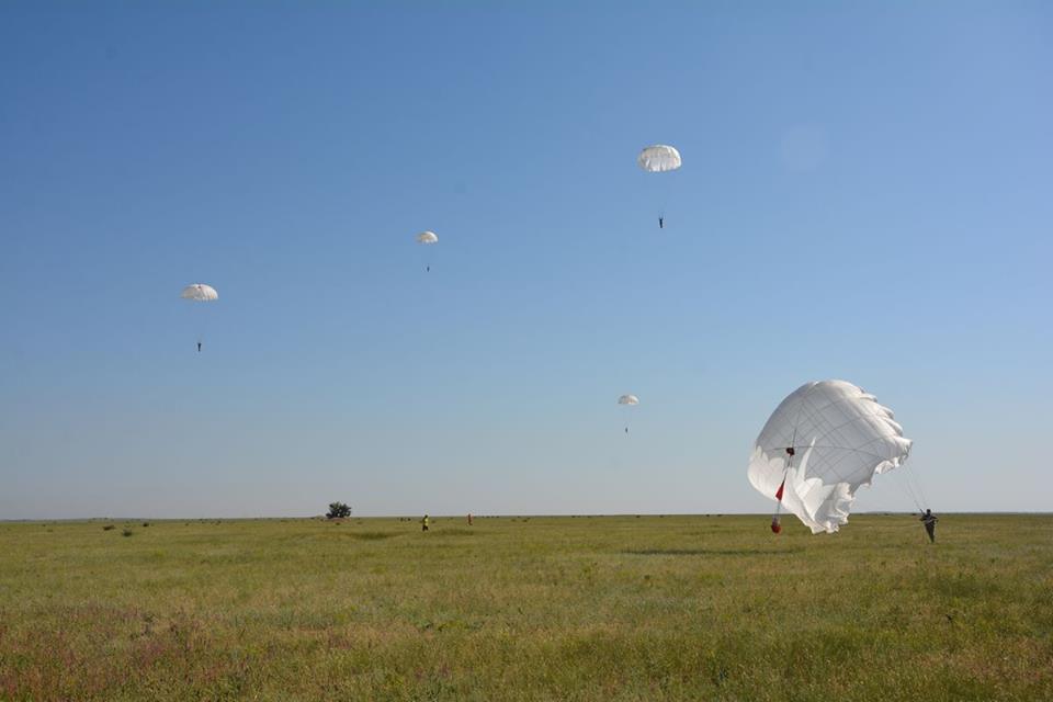 Николаевские десантники совершили прыжки с парашютом с высоты 600 метров 37