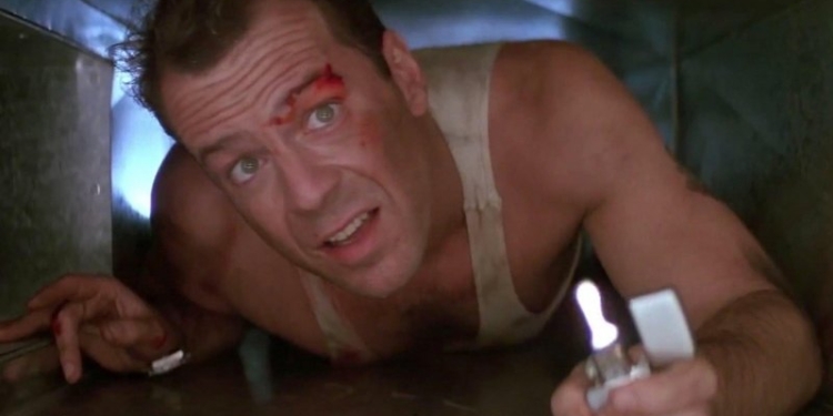 Наш человек. Уиллис строит аэропорт в пустыне. Никто не знает, зачем