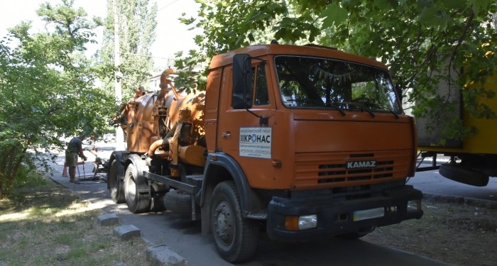 В Николаеве чистят систему ливневой канализации на улице Курортной