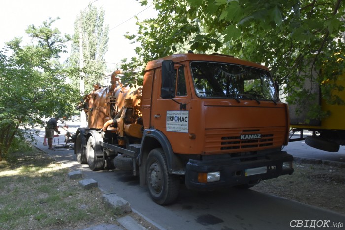 В Николаеве чистят систему ливневой канализации на улице Курортной 1
