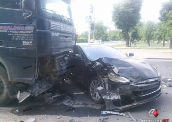 В Николаеве фура врезалась в «Tesla»