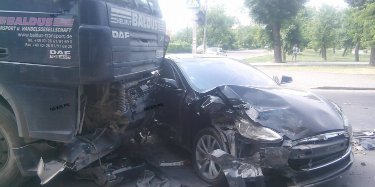 В Николаеве фура врезалась в «Tesla»