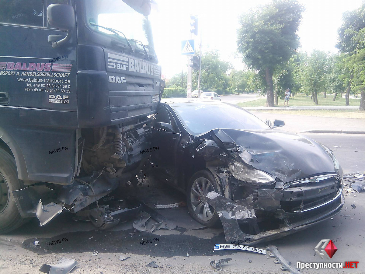 В Николаеве фура врезалась в «Tesla»