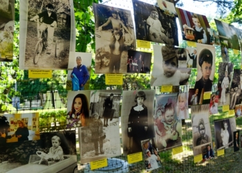 Известные горожане «впали в детство»: всего один день в Николаеве работает уникальная фотовыставка