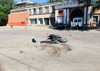 У Николаевского судостроительного завода под колеса маршрутки «влетел» мотоциклист