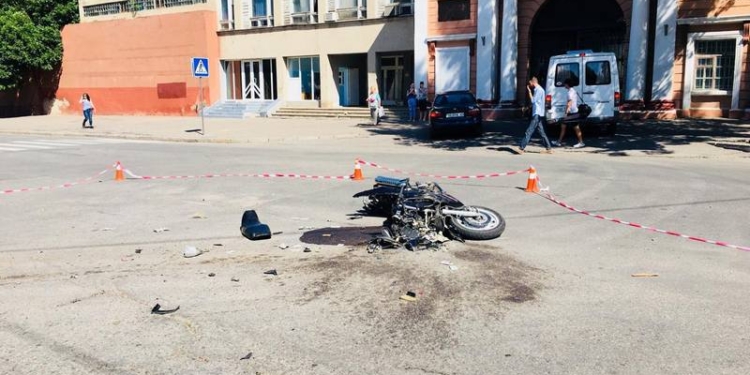 У Николаевского судостроительного завода под колеса маршрутки «влетел» мотоциклист