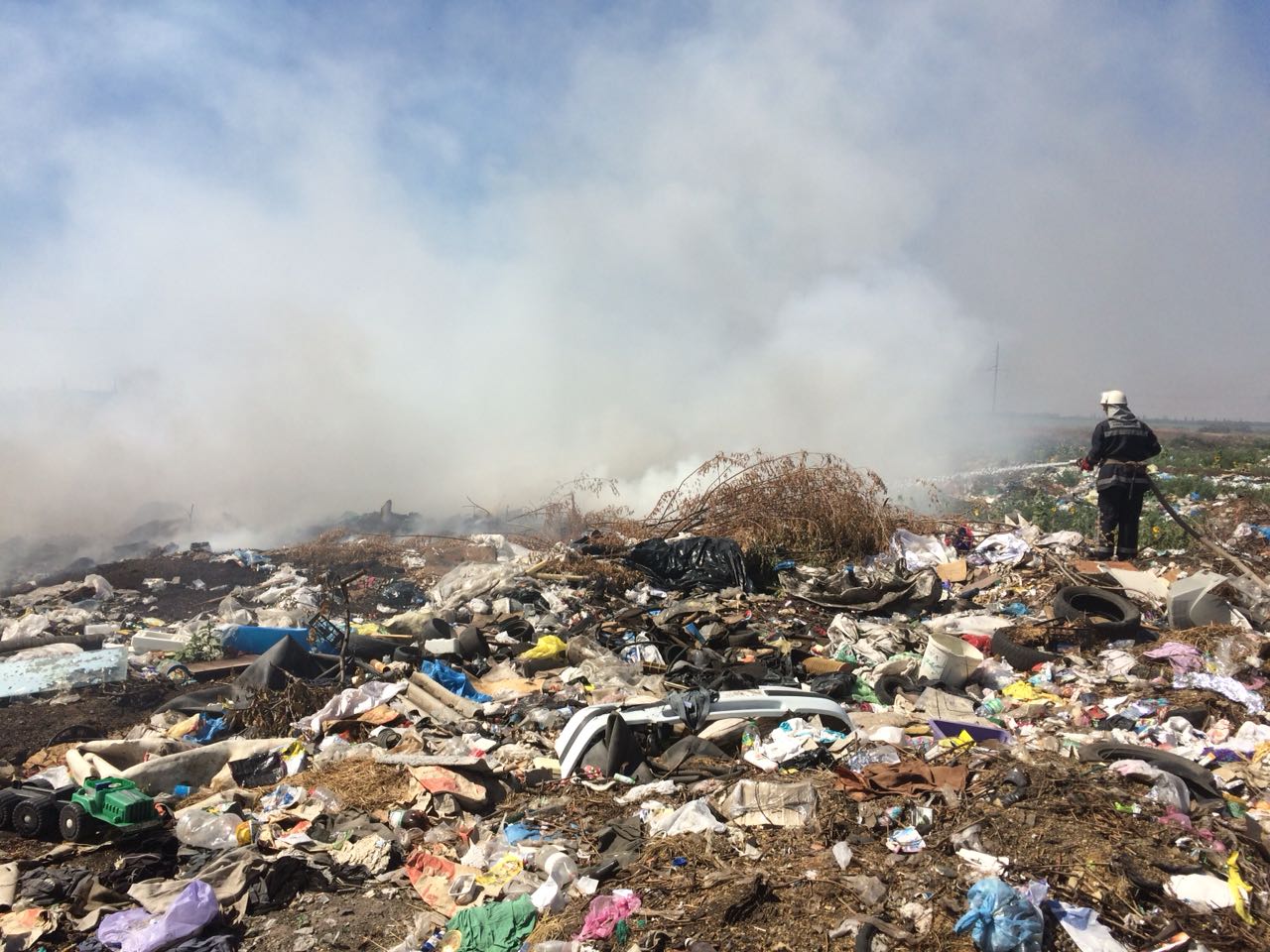 Не только в Николаеве горят свалки – сегодня их тушили в Баштанке и Снигиревке