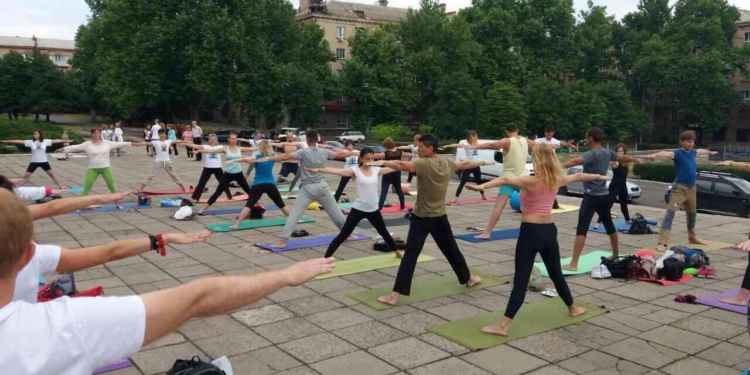 В Николаеве пройдет Международный день йоги: 12 часов занятий в самом центре города для всех желающих, причем совершенно бесплатно