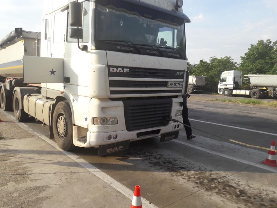 На Николаевщине две фуры поломались прямо на пункте ГВК, заблокировав его работу. В Укртрансбезопасности сомневаются в случайности происшествий 3
