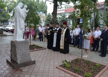В Николаеве освятили скульптуру Девы Марии, установленную за средства работников прокуратуры Николаевской области