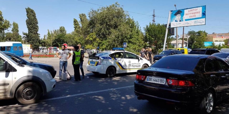 На пр. Богоявленском в Николаеве полицейский за рулем собственного авто сбил женщину у пешеходного перехода