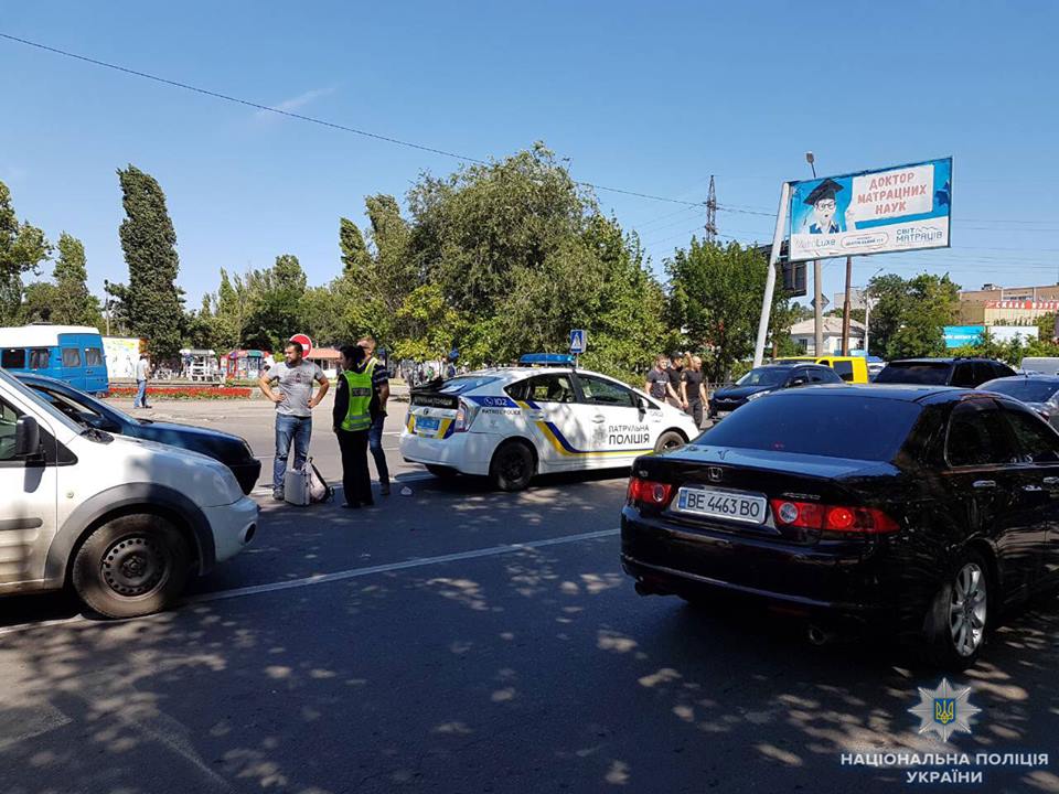 На пр. Богоявленском в Николаеве полицейский за рулем собственного авто сбил женщину у пешеходного перехода 3