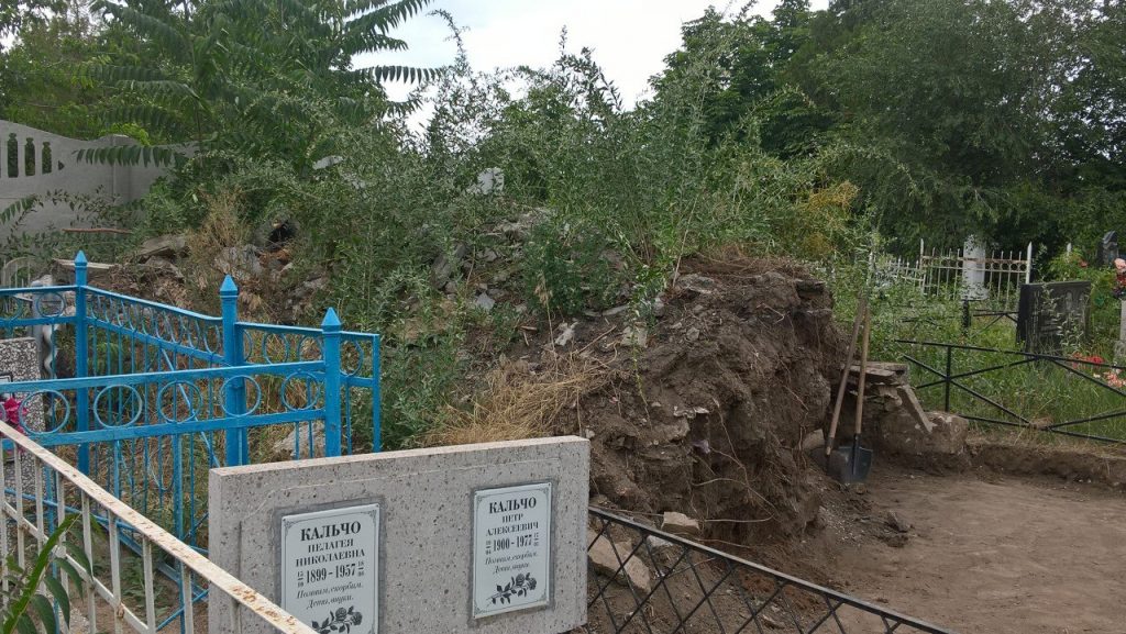 При уборке несанкционированной свалки на одном из кладбищ Николаева были найдены человеческие останки 5