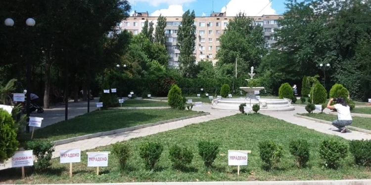 «Украдено» и «Сломано»: активисты Корабельного района Николаева решили наглядно показать, что за два года сделали с дендропарком вандалы