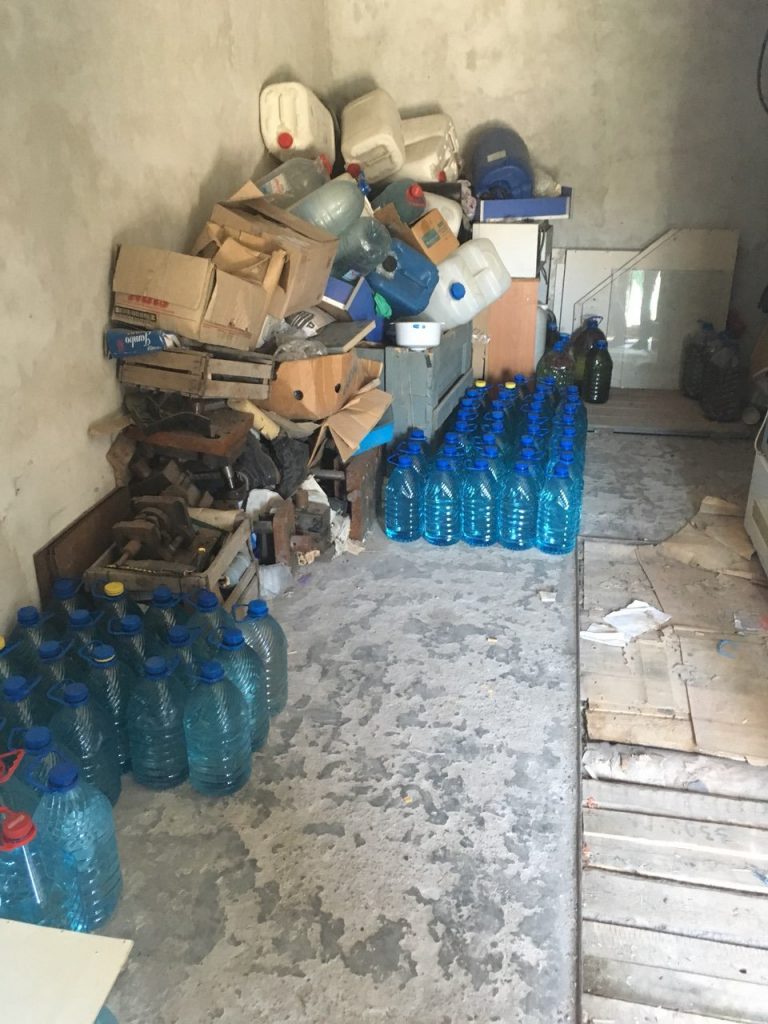 Фискалы нашли очередной подпольный цех по розливу алкоголя, продукция которого сбывалась в Николаеве и на курортах, - изъяли почти 2 тыс.литров 3