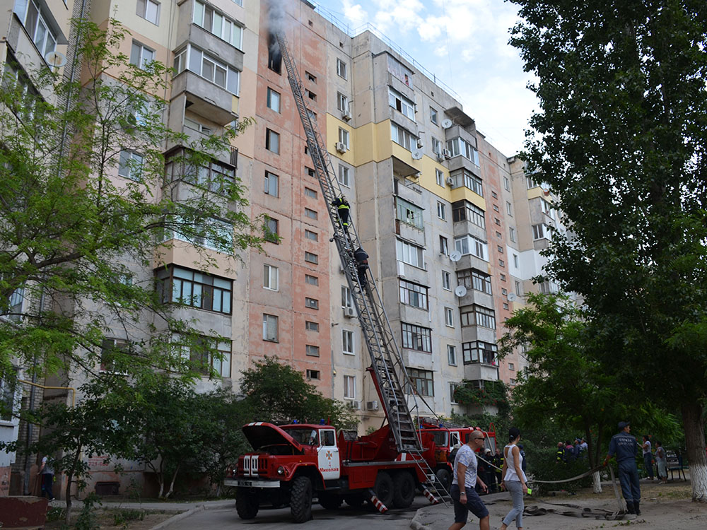 На пожаре 10-этажки в Николаеве пожарные спасли двух мужчин 4