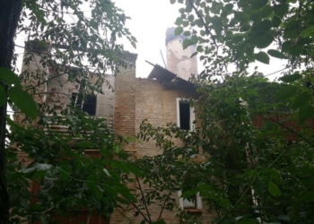 Когда крыша дома горит, это страшно: во время тушения пожара в Первомайске спасателям пришлось эвакуировать всех жильцов
