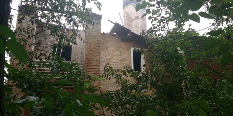 Когда крыша дома горит, это страшно: во время тушения пожара в Первомайске спасателям пришлось эвакуировать всех жильцов