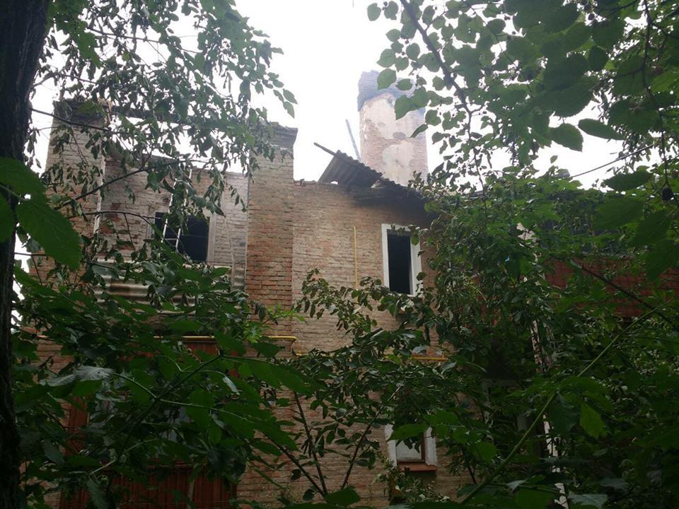 Когда крыша дома горит, это страшно: во время тушения пожара в Первомайске спасателям пришлось эвакуировать всех жильцов 3