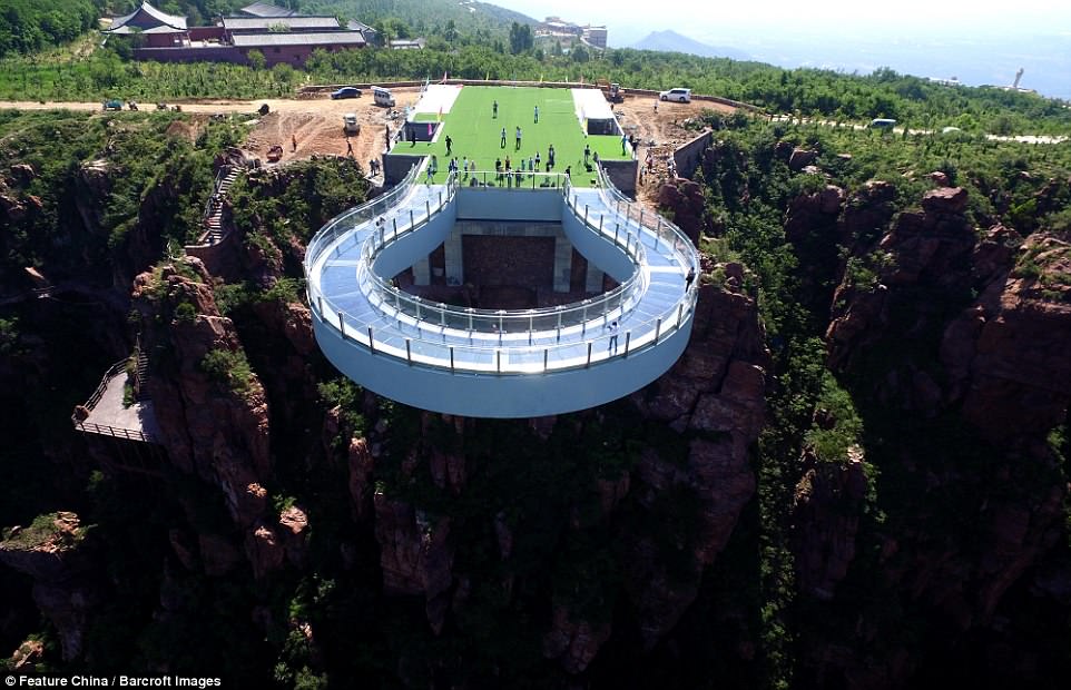 Китайцы продолжают развлекаться со стеклом: теперь у них есть стеклянная смотровая площадка в 360 метрах над землей 5